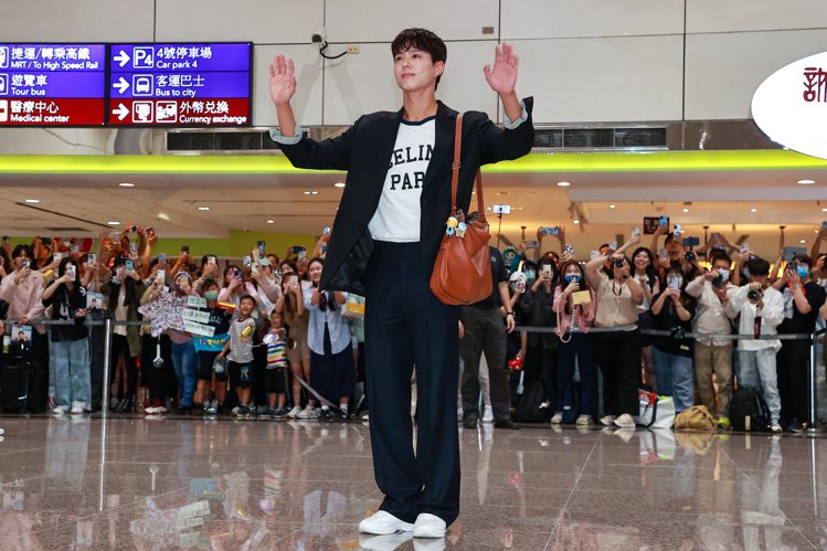 韓國男星朴寶劍來台出席活動，在桃機第二航廈入境大廳向粉絲打招呼。記者黃仲明／攝影