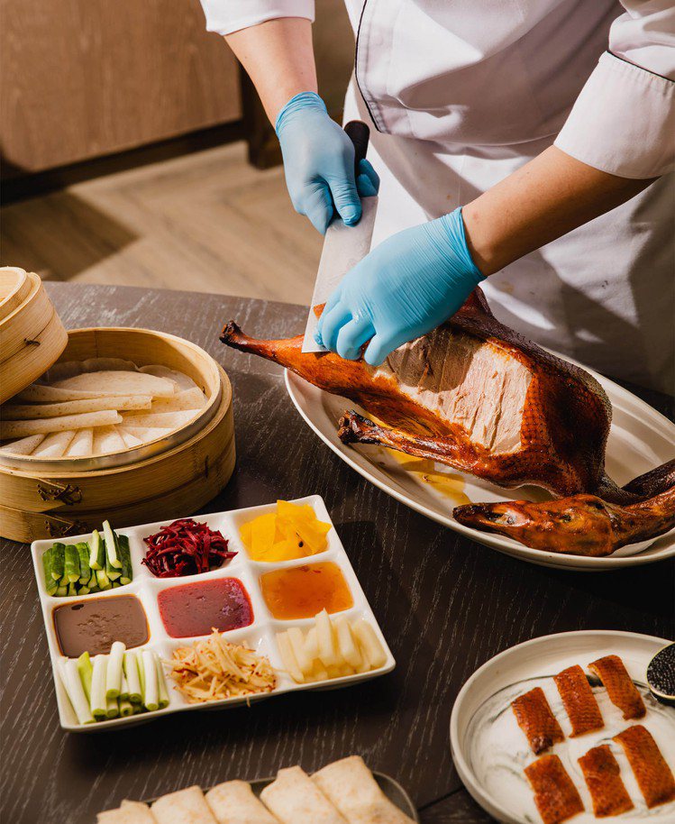 三樓「Qing Ya 青雅中餐廳」招牌必吃嫣紅鵝。圖／台北新板希爾頓提供