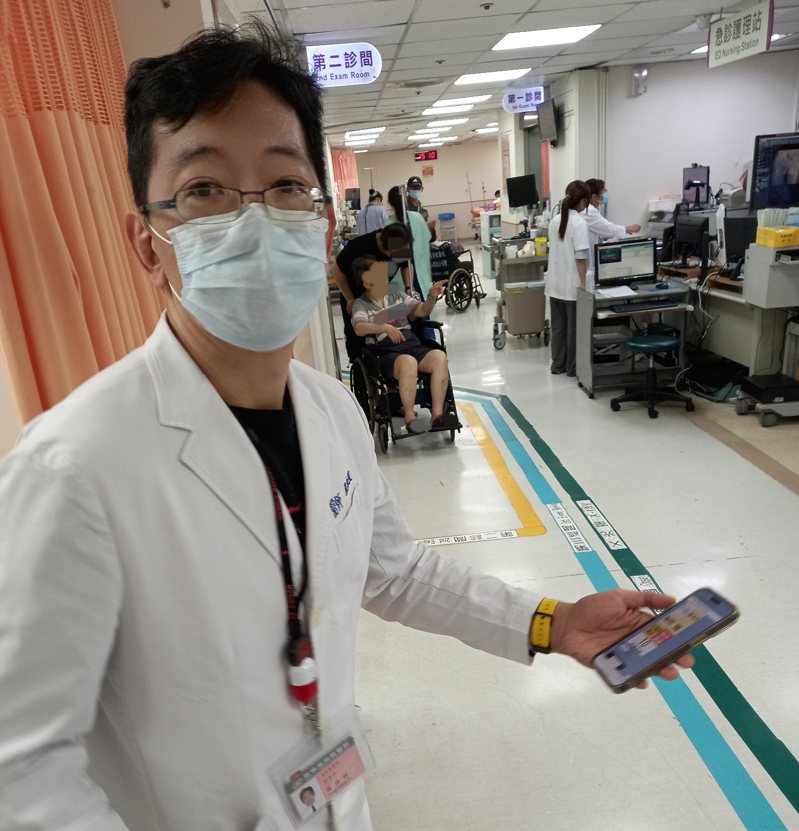 医师苏咏程表示，接到救护车上传送来的心电图，可即时判断病人状况，建议适当初步处置。图／嘉义基督教医院提供