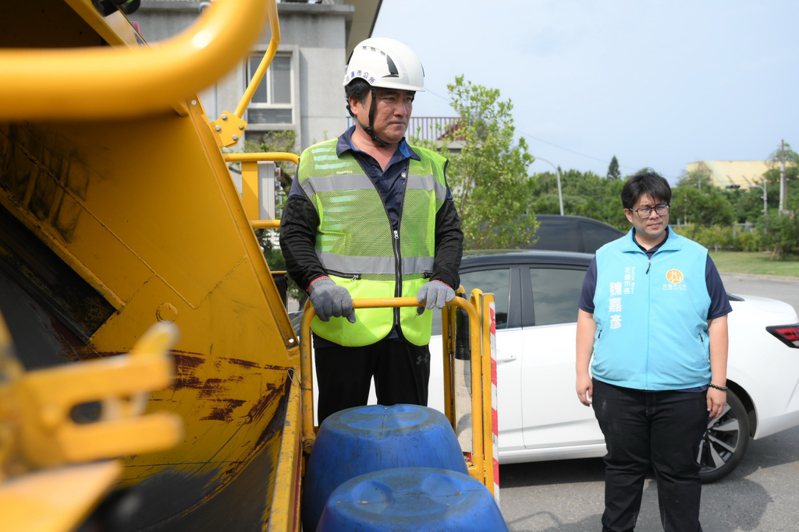 花蓮市清潔隊垃圾車全面裝設防跌落設備，市長魏嘉彥（右）前往關切隊員使用狀況。圖／花蓮市公所提供