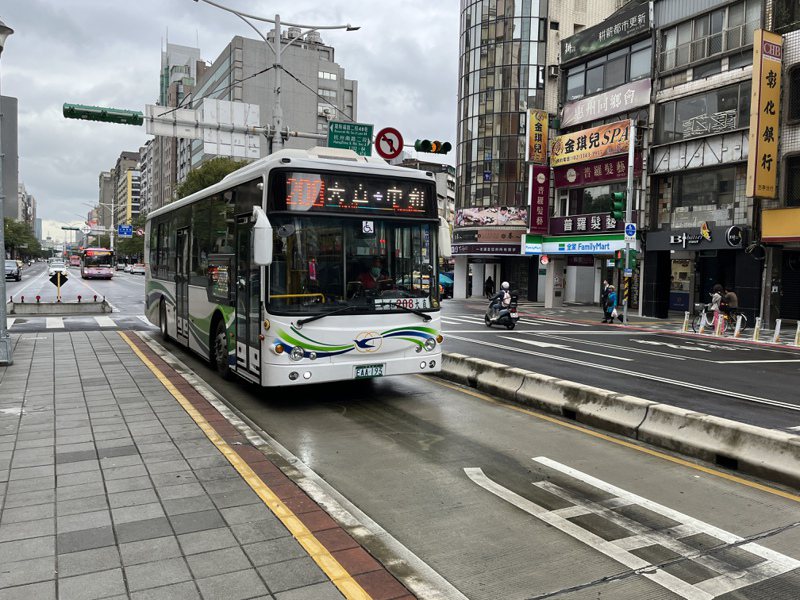 台北市電動公車數去年申請汰換成功僅22輛。本報資料照片