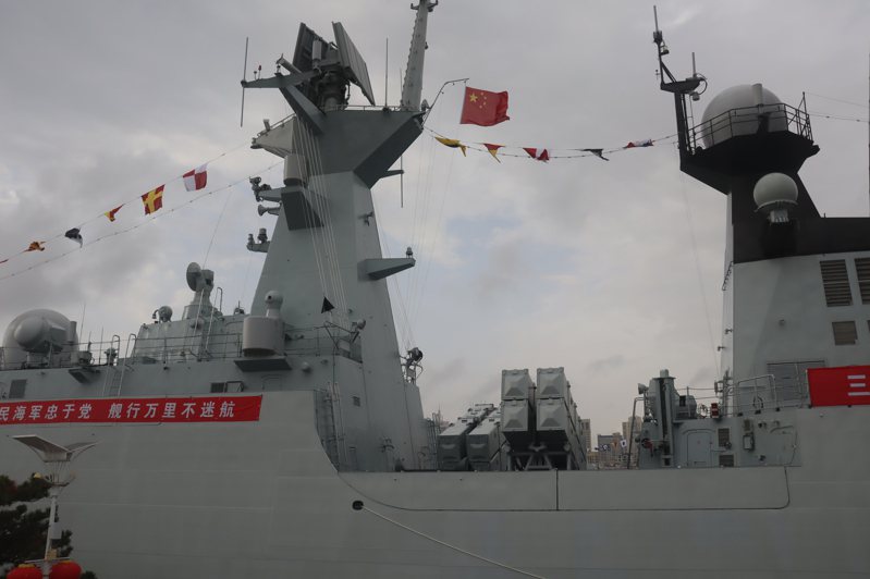 邯郸舰属于飞弹护卫舰，舰上武器系统涵盖多个面向。记者廖士锋／摄影