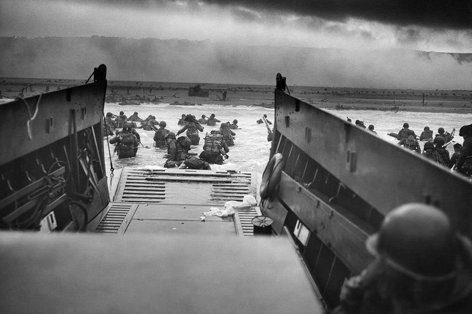 1944年6月6日，美國陸軍第一步兵師在諾曼第奧瑪哈灘頭搶灘。圖／美國海岸防衛隊檔案照片
