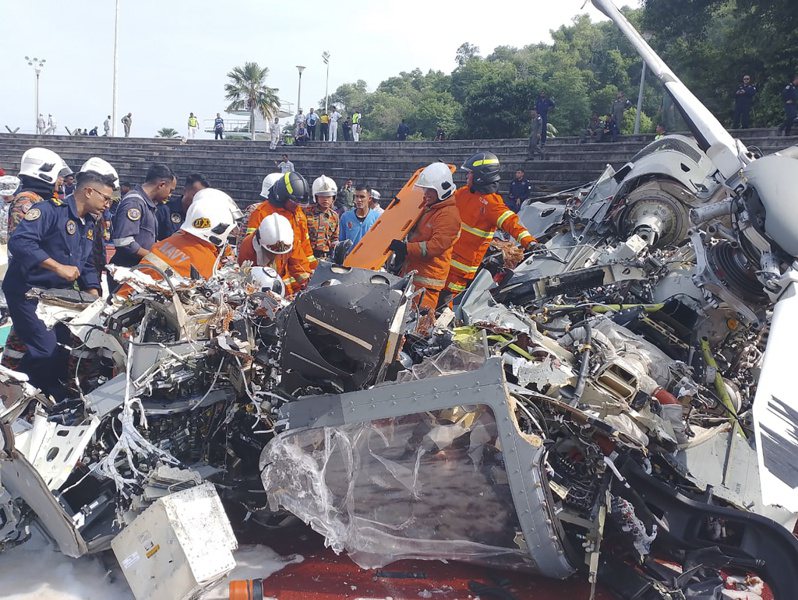 馬來西亞23日兩架直升機相撞墜毀釀10死，當地消防與救援部門人員到達失事現場處理。歐新社