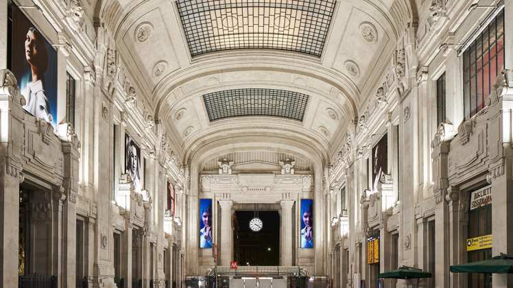 Moncler「一場夢想的邀約」展覽，讓米蘭中央火車站化身為世界上其中一個最大型的公共畫廊。圖／Moncler提供