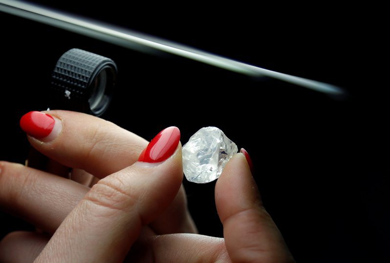 在鑽石市場正苦於因應庫存過剩之際，戴比爾斯（De Beers）母公司英美資源集團調降今年鑽石產量目標。路透