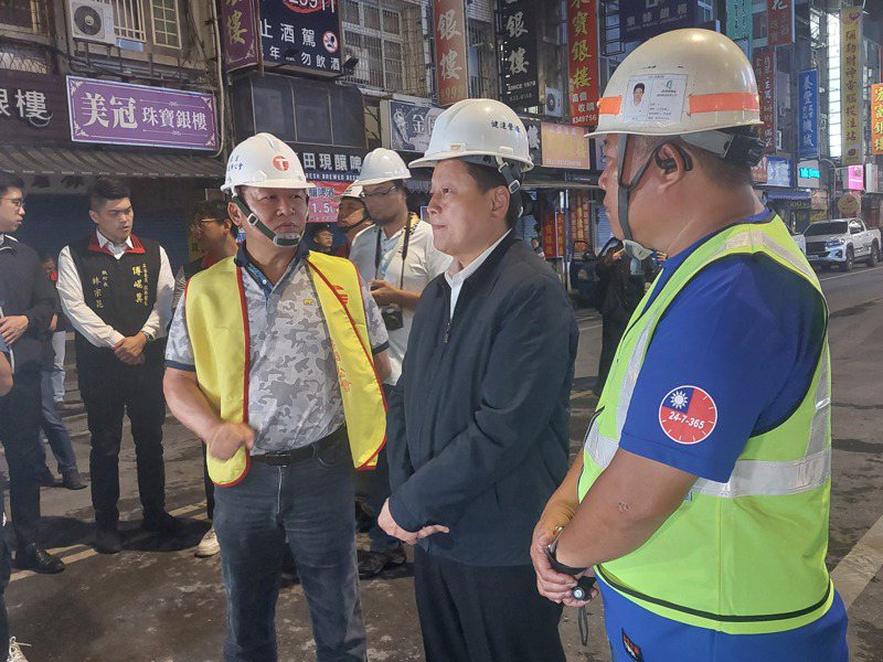 立委傅崑萁（右二）抵達花蓮市富凱飯店拆除現場，表示將爭取0403震災重建條例經費從150億元增加到300億元。記者陳敬丰／攝影