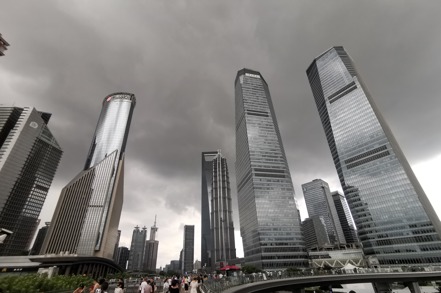 人們走在上海陸家嘴金融區的環型天橋上，經過辦公大樓。 記者林宸誼／攝影
