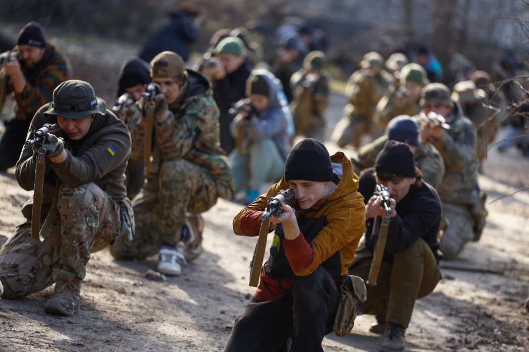 圖為2024年4月，烏克蘭的新兵訓練。 圖／路透社