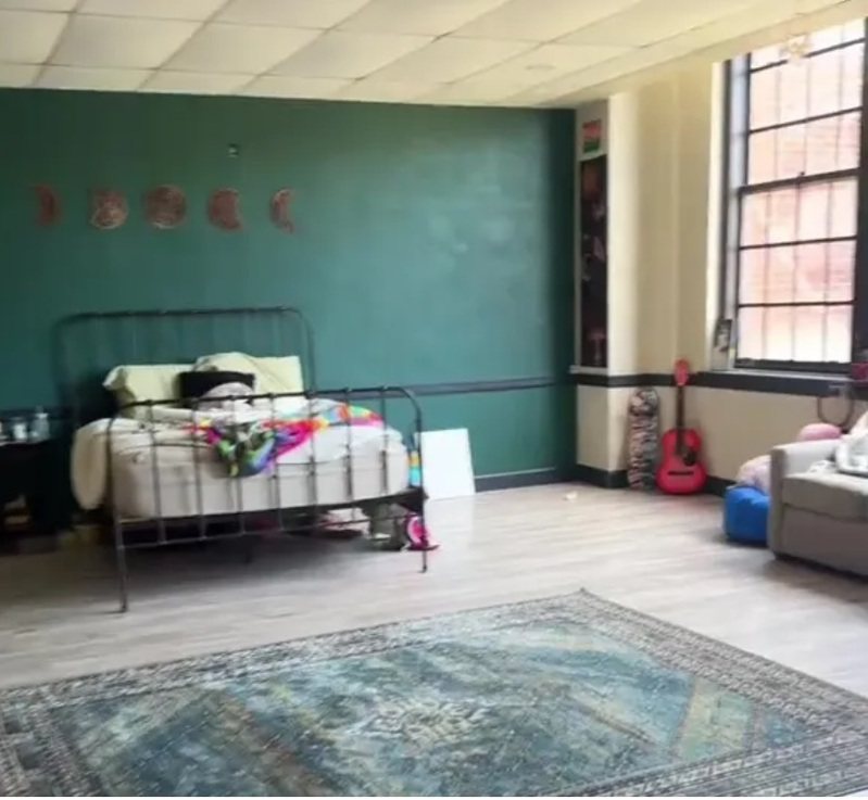 莎拉分享自己房間的照片，可以看得出是教室改造的。圖擷自TikTok/@sarahmcollis