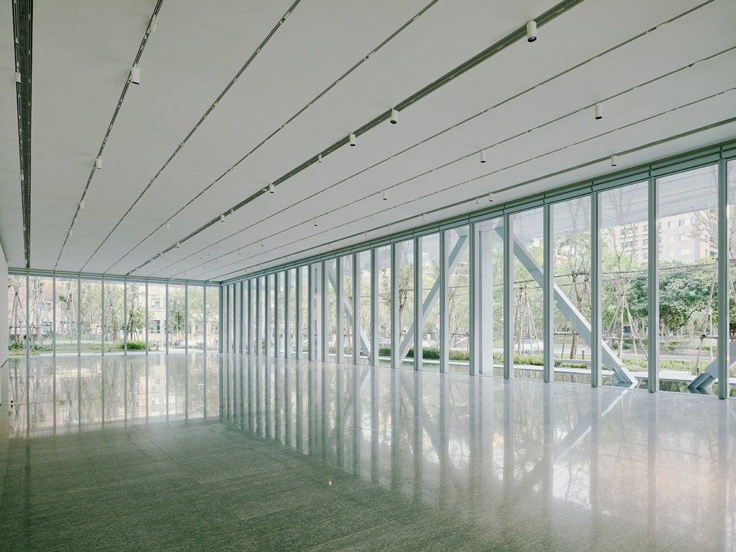美術館一樓「水景展廳」挑高六米、無立柱阻隔，三面玻璃帷幕設計使其具備穿透與輕盈，...