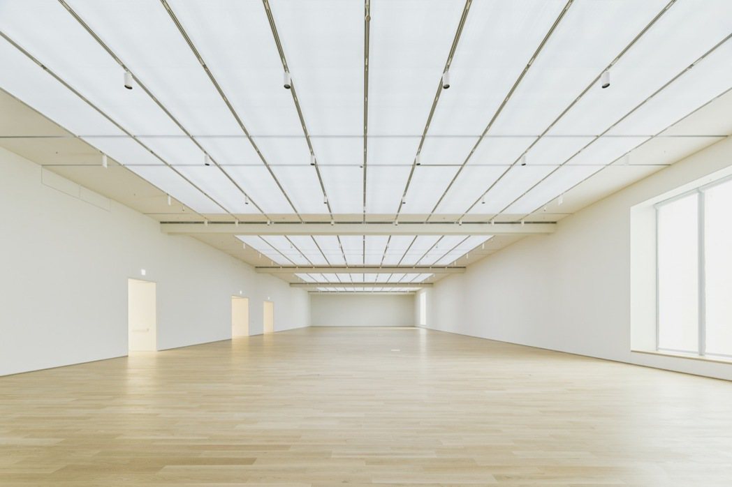 美術館三樓「日光展廳」和「星光展廳」採天窗設計，將陽光折射至室內，藉由過濾紫外線...