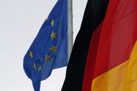 德國企業信心升至一年來最高水平，歐洲最大經濟體正走出兩年來的困境。圖為歐盟與德國國旗。 彭博資訊