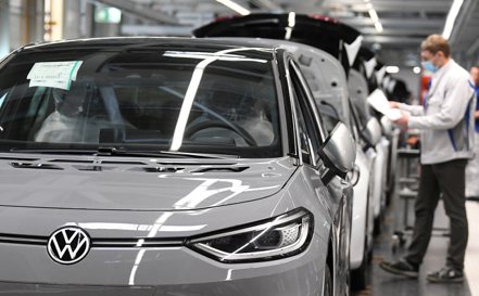 從福斯汽車到寶馬汽車等德國主要的汽車製造商努力在中國大陸市場重整旗鼓。 路透