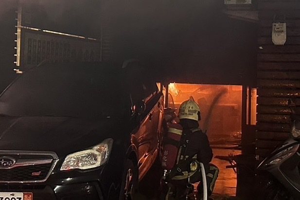 彰化市中山路一段一家轮胎行，今天凌晨发生火警，消防人员在3楼及4楼分别救出待援的6大人4小孩，幸无大碍，起火原因由消防局调查中。图／民众提供