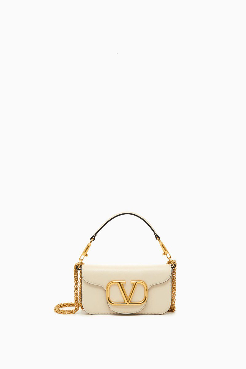 LOCÒ SMALL SHOULDER BAG IN CALFSKIN象牙白色款，84,500元。图／Valentino提供