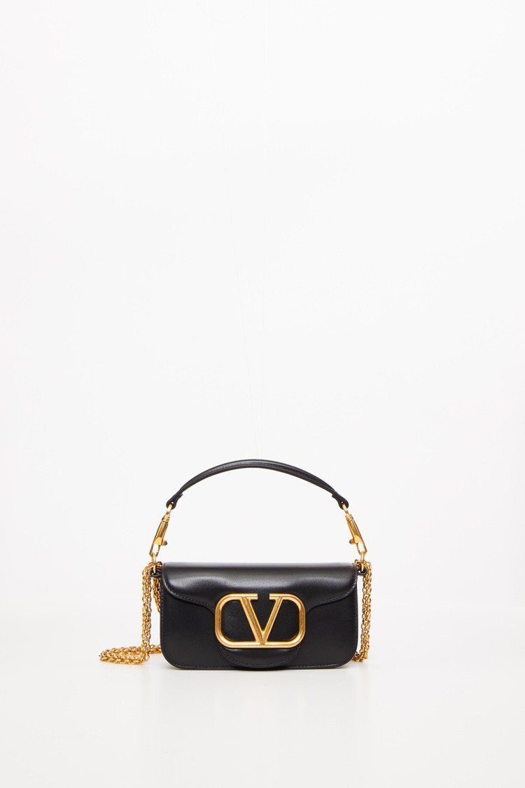 LOCÒ SMALL SHOULDER BAG IN CALFSKIN黑色款，84,500元。圖／Valentino提供