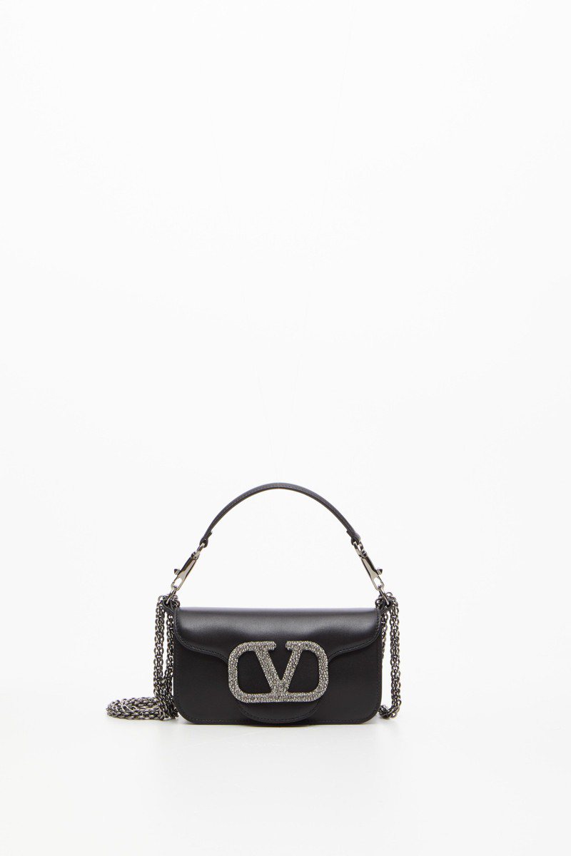 LOCÒ SMALL SHOULDER BAG小牛皮革配珠宝LOGO款，11万4,000元。图／Valentino提供