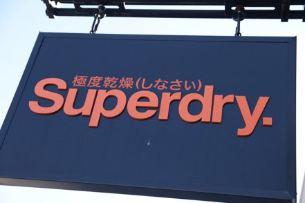 英國潮牌Superdry曾英國最受歡迎的國民品牌，但如今股價已跌到連1美分都不到。  路透