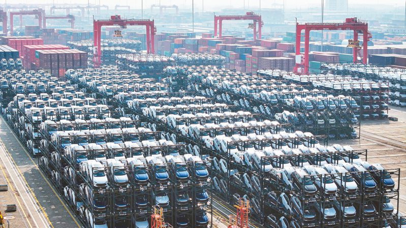 美國財政部長葉倫曾稱，中國在電動車等潔淨能源產業的生產過剩將影響他國經濟。圖為等待裝船的大陸比亞迪電動車，堆放在江蘇省蘇州市太倉港國際貨櫃碼頭。（法新社）