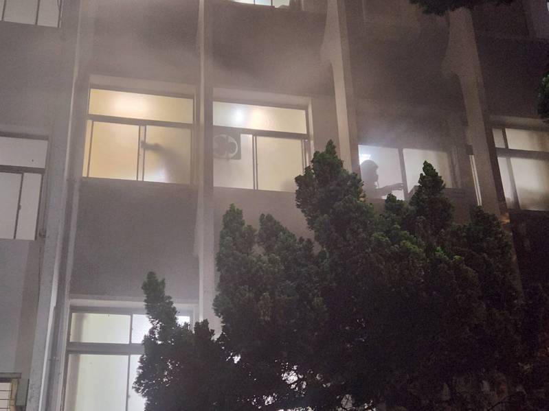 成功大学数学系馆今天清晨2楼办公室失火，2、3楼烟雾迷漫。记者黄宣翰／摄影