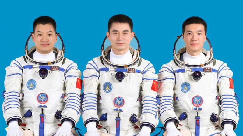 大陸公布神舟十八號載人飛行任務的航太員乘組，由葉光富（中）、李聰（右）、李廣蘇（左）3名太空人組成。  澎湃新聞