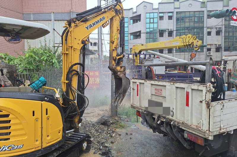 台南永康鹽洲二街一處私人建築工地今早疑因施工不慎，挖斷天然氣管線，現場飄出陣陣瓦斯味。圖／民眾提供