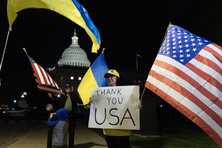 支持烏克蘭的民眾在美國國會山莊外表態。歐新社
