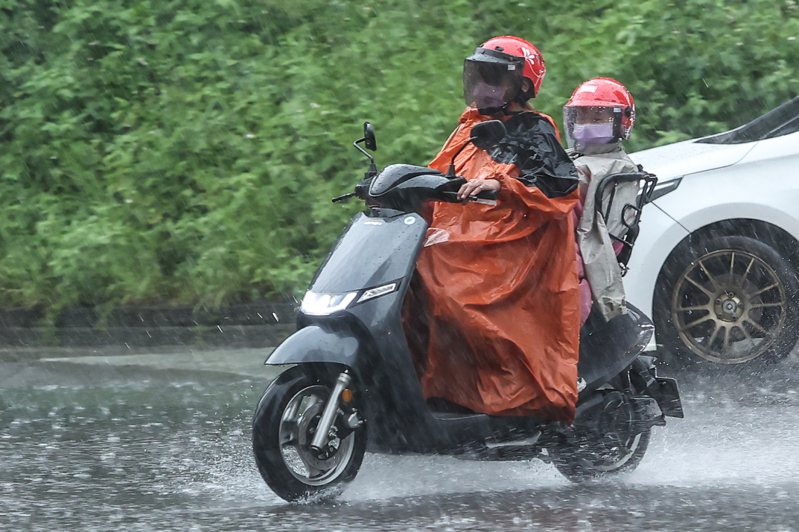 新竹縣、苗栗縣、台中市大雷雨，持續時間至下午1時，慎防劇烈降雨、雷擊。本報資料照片