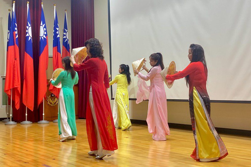 現場邀請桃園市「新移民女性關懷協會」成員穿著越南傳統服飾「奧黛」，帶來越南民俗舞蹈，象徵桃園豐富文化及族群間共榮。記者周嘉茹／攝影