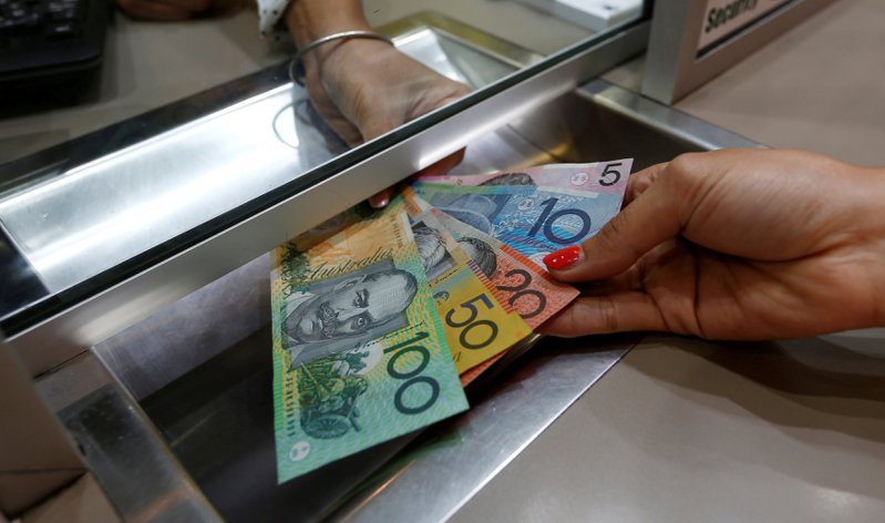 澳洲通膨粘著，澆息降息預期。澳幣兌美元匯價本周節節高升。路透