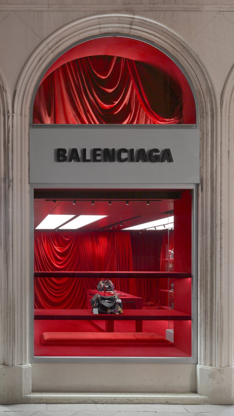為慶祝威尼斯雙年展，巴黎世家Balenciaga在品牌威尼斯專門店上展出主題裝置，並有掀起熱潮的Rodeo包款。圖／Balenciaga提供