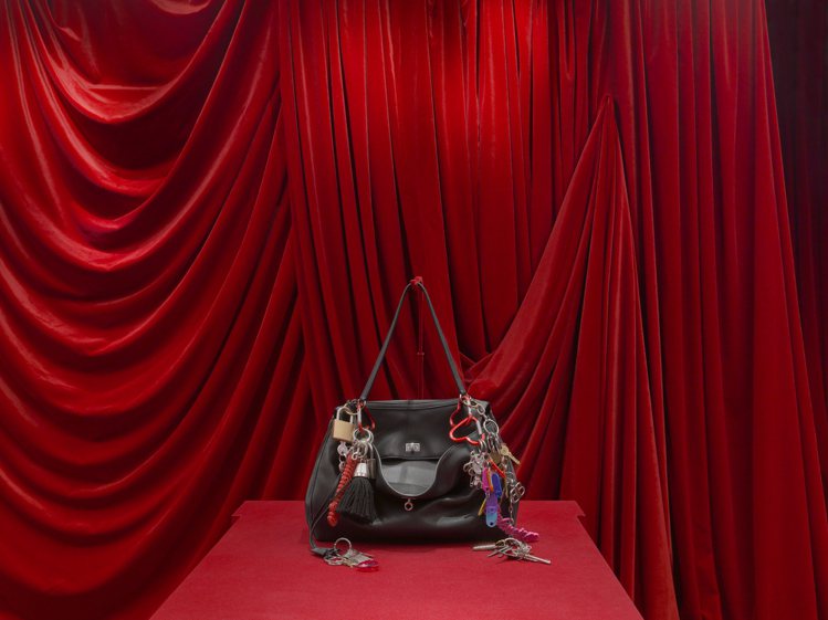 Balenciaga的威尼斯專門店內大程度「改造」，以紅色絨布，形塑出華麗的戲劇效果。圖／Balenciaga提供
