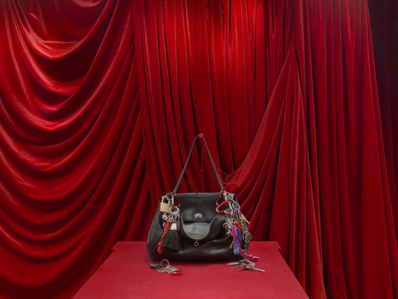 Balenciaga的威尼斯专门店内大程度「改造」，以红色绒布，形塑出华丽的戏剧效果。图／Balenciaga提供