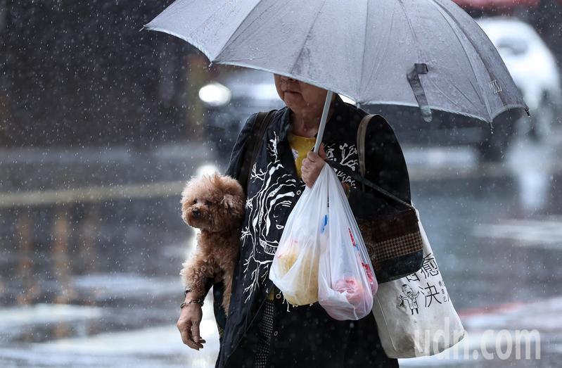 本周因帶有水氣的鋒面陸續移入台灣上空，西半部及東北部地區會有較大雨勢發生機率。記者侯永全／攝影