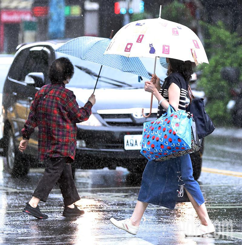 鋒面通過，易有短延時強降雨，中央氣象署針對14縣市發布大雨特報。聯合報系記者侯永全／攝影