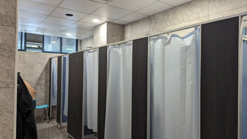 男生的隔间淋浴间由原本的15间减少至6间。图／张维倩办公室提供