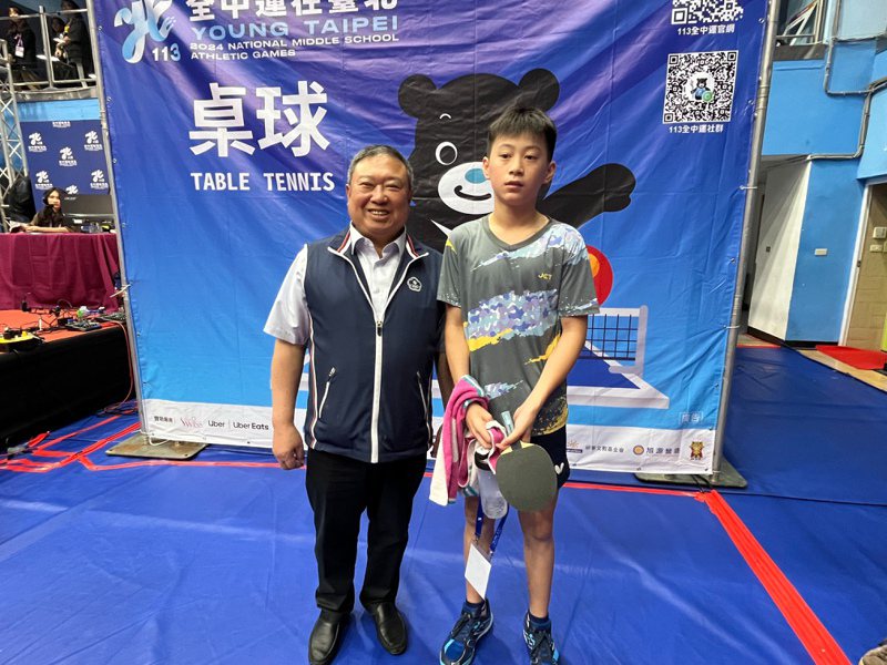 中華奧會主席林鴻道（左）到場觀賞全中運桌球賽事並與郭冠宏（右）合影。記者劉肇育／攝影