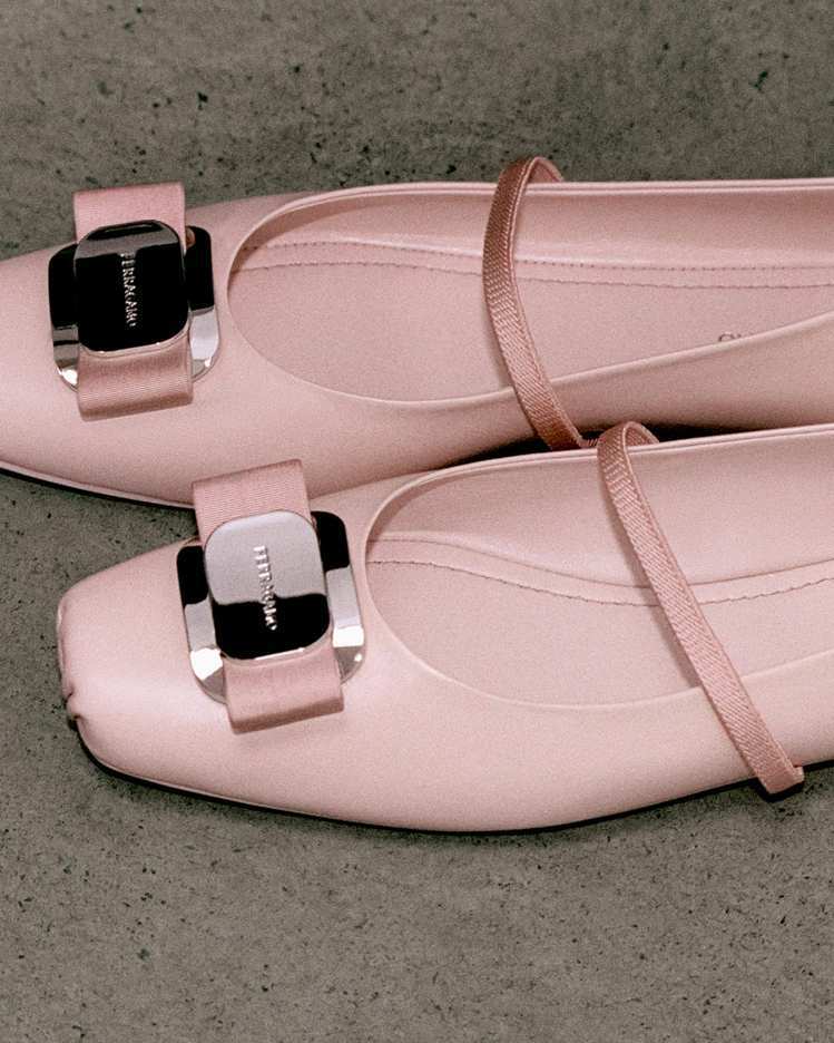 FERRAGAMO粉色VARA蝴蝶結芭蕾舞鞋，27,900元。圖／FERRAGAMO提供