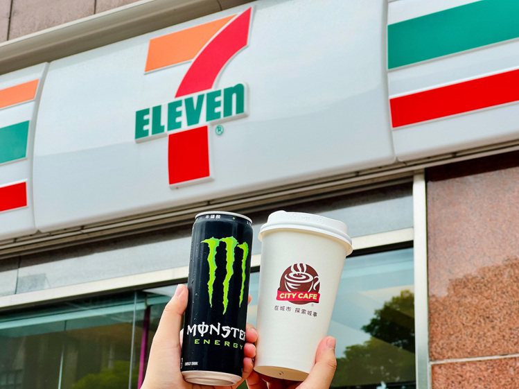 7-ELEVEN門市自4月29日至5月1日，購買CITY CAFE濃萃美式咖啡1杯搭配魔爪Monster指定59元品項任1瓶，享搭配組合優惠價79元（原價109元）。圖／7-ELEVEN提供