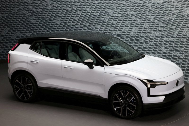 Volvo去年在米蘭發表的新款 EX30 全電動車。路透
