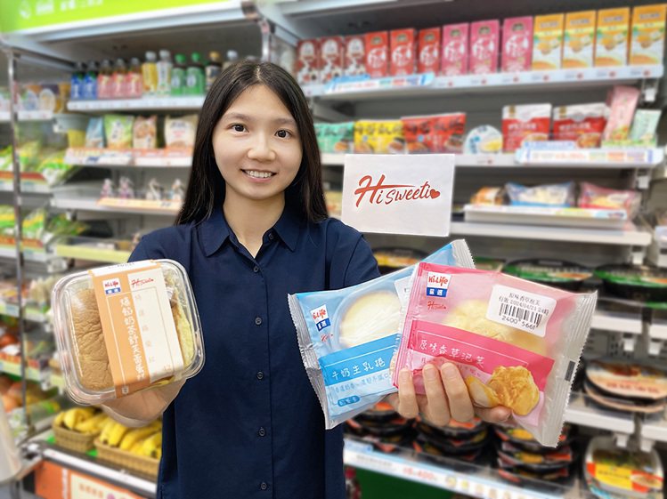萊爾富甜點新品牌「Hi sweeti」推出3款新品，包含「原味香草泡芙」、「爆餡奶茶舒芙蕾蛋糕」與「牛奶生乳捲」。圖／萊爾富提供