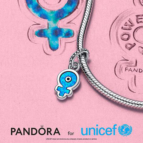 Pandora for UNICEF 此次推出全新限量「閃耀女力幻彩吊飾」，吊飾以女性符號為造型，象徵世界各地無所畏懼、柔韌的勇敢女性並對其獻上最深切的敬意。圖／PANDORA提供