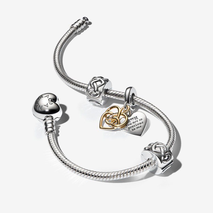 Pandora無限母愛之心綴人造鑽石吊飾手鍊套組，5,780元。圖／PANDORA提供