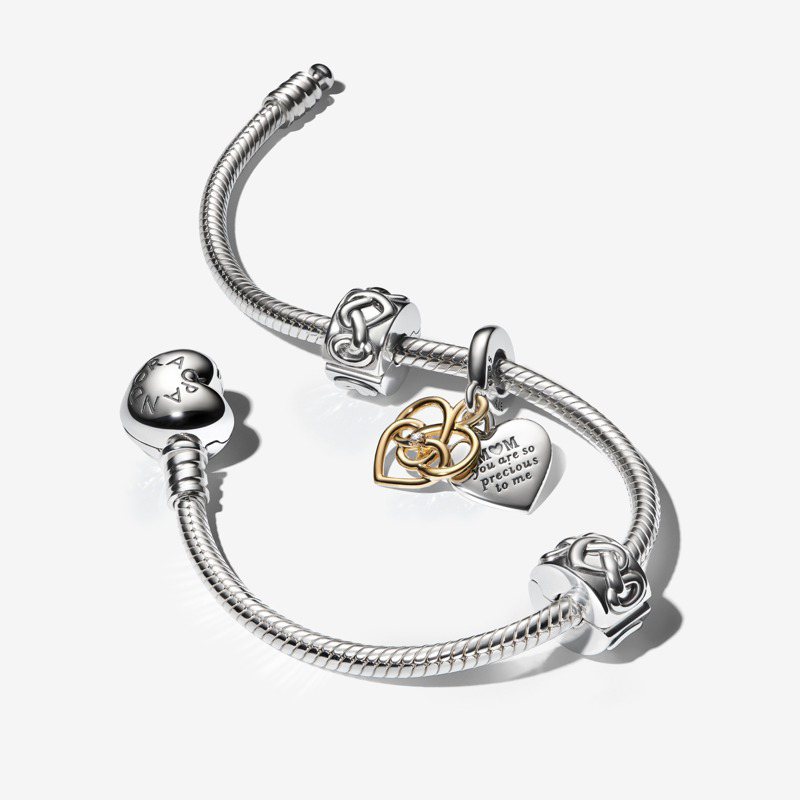 Pandora无限母爱之心缀人造钻石吊饰手链套组，5,780元。图／PANDORA提供