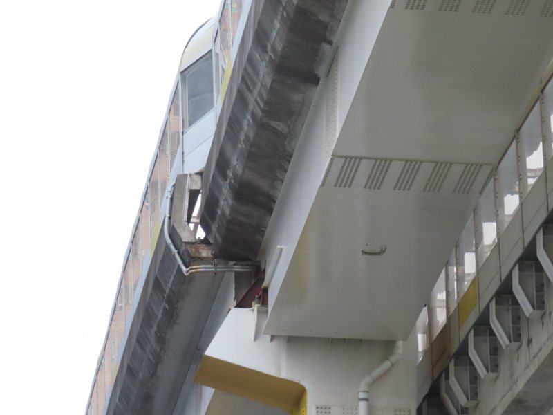 環狀線板新站到中原站間高架路軌鋼箱梁位移，復原工程必須等專家學者審核完計畫才能開始。圖／聯合報系資料照片
