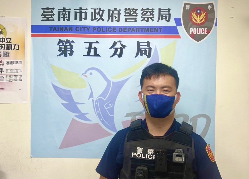 台南市警五分局警员欧士华，成功阻诈，保住老妇30万元。记者黄宣翰／翻摄