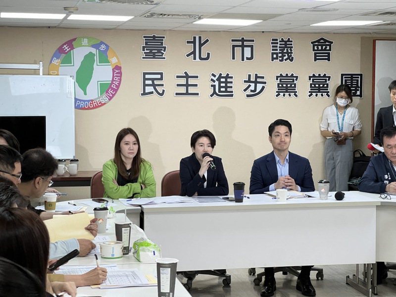 台北市長蔣萬安率市府團隊赴民進黨北市議會黨團報告重大法、議案。記者鍾維軒／攝影