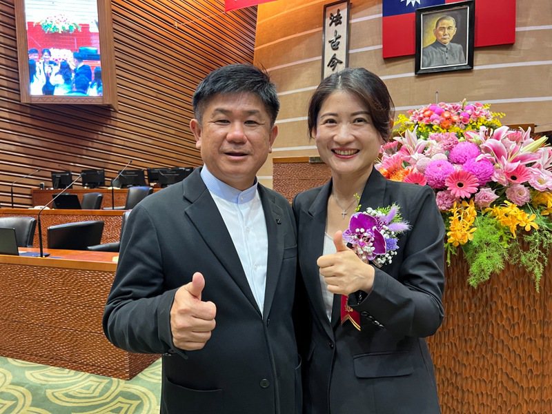 黃雯如先生張宜樺現任員山鄉長（左），她（右）強調「一定會監督。」記者林佳彣／攝影