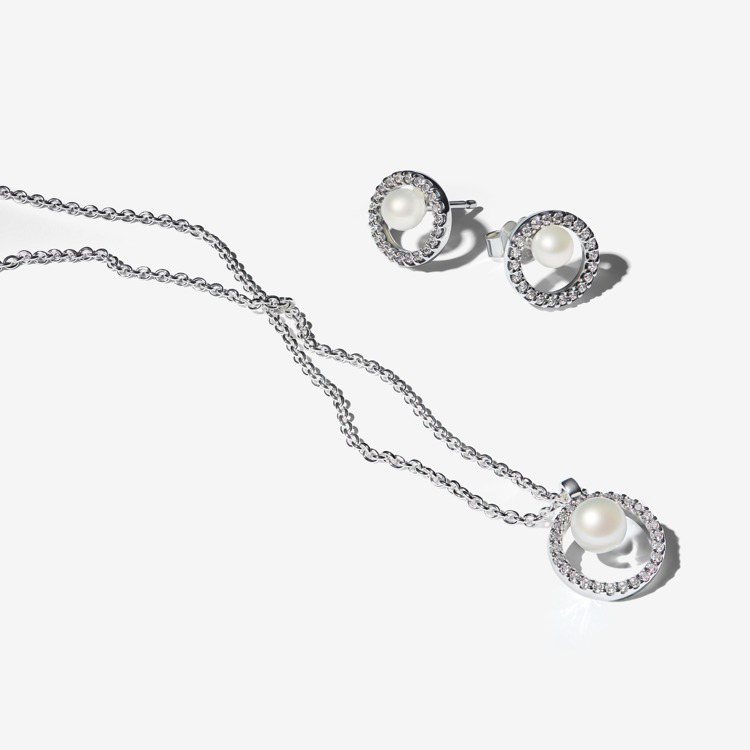 PANDORA圓形鑲邊珍珠項鏈耳環套組原價6,860元，3,800點skm points＋5,000元優惠價可買到。圖／新光三越提供